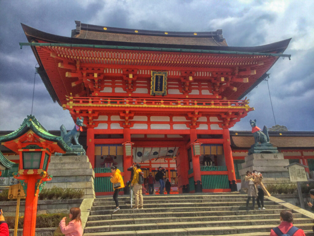 eat pray greg fushimi inari temple gates